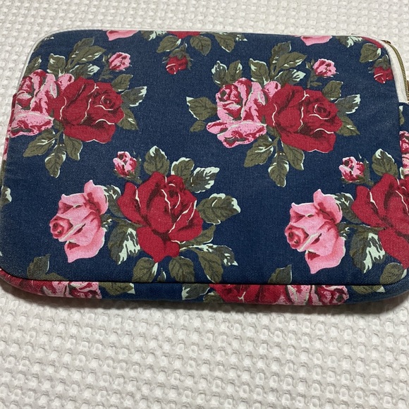 CoolBell Small Zippered Padded Laptop Tablet iPad Case-Red & Pink Roses Floral. - Picture 5 of 10